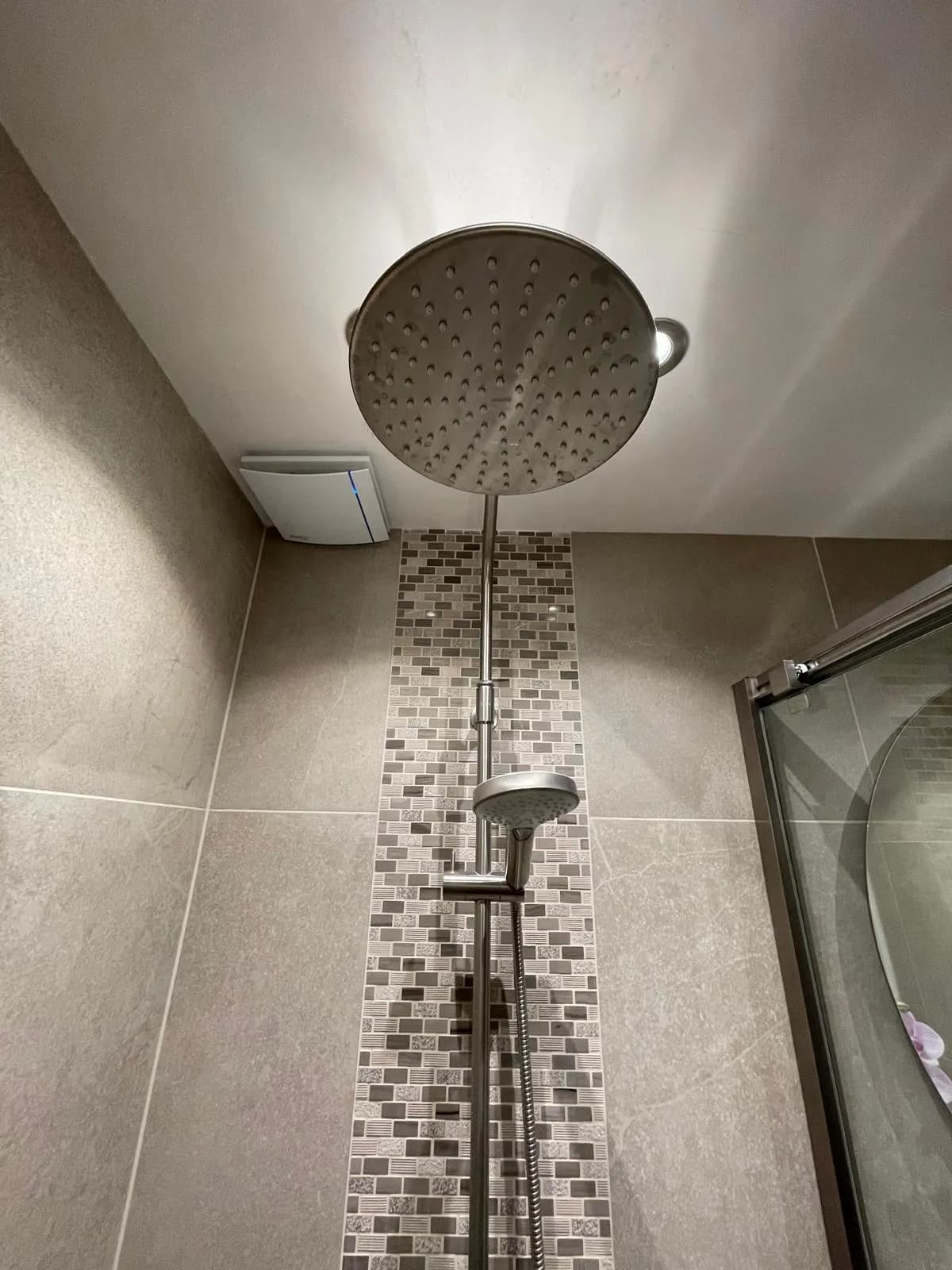Luxe badkamerrenovatie met donker tegelwerk